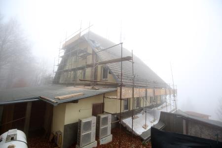 DOM NA SLIVNICI OBNOVA STREHE 02 OTO LJUBO VUKELIČ